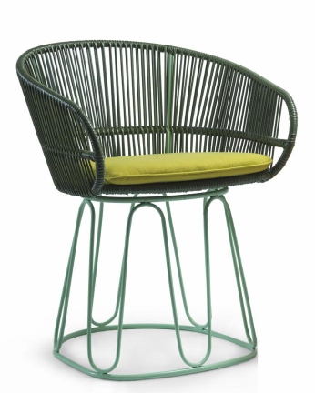 Circo Dining Chair: Olivgrüner Outdoor Stuhl mit pastellgrünem Gestell und gelbem Sitzkissen.