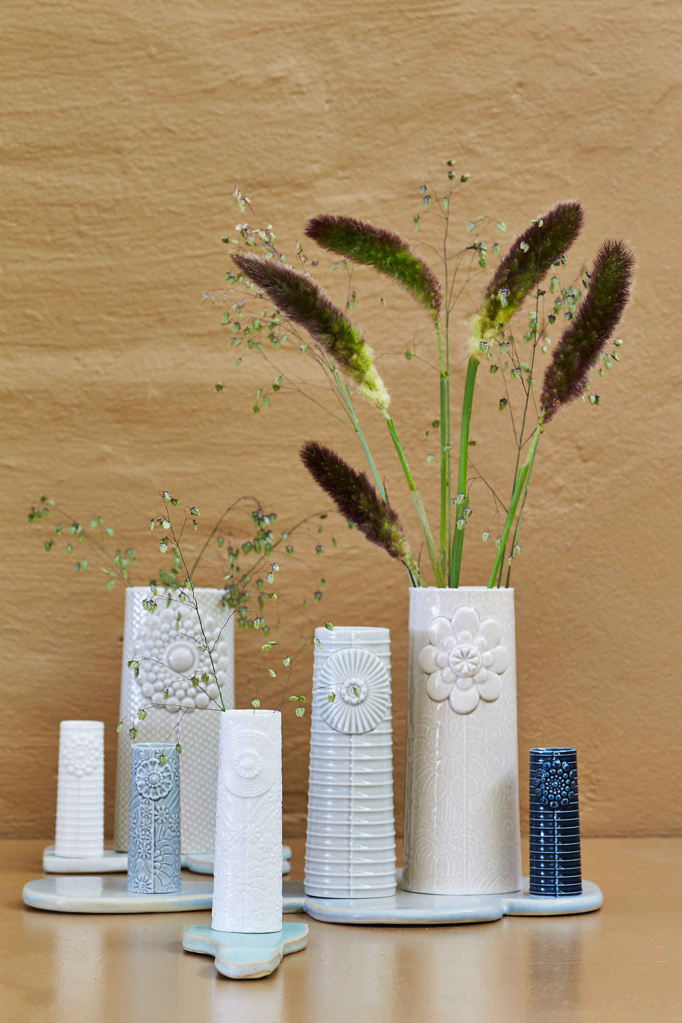 Pipanella Flower Vase, weiße Mini-Vase mit Blumenmuster, Deko-Objekt für Tisch und Regal.