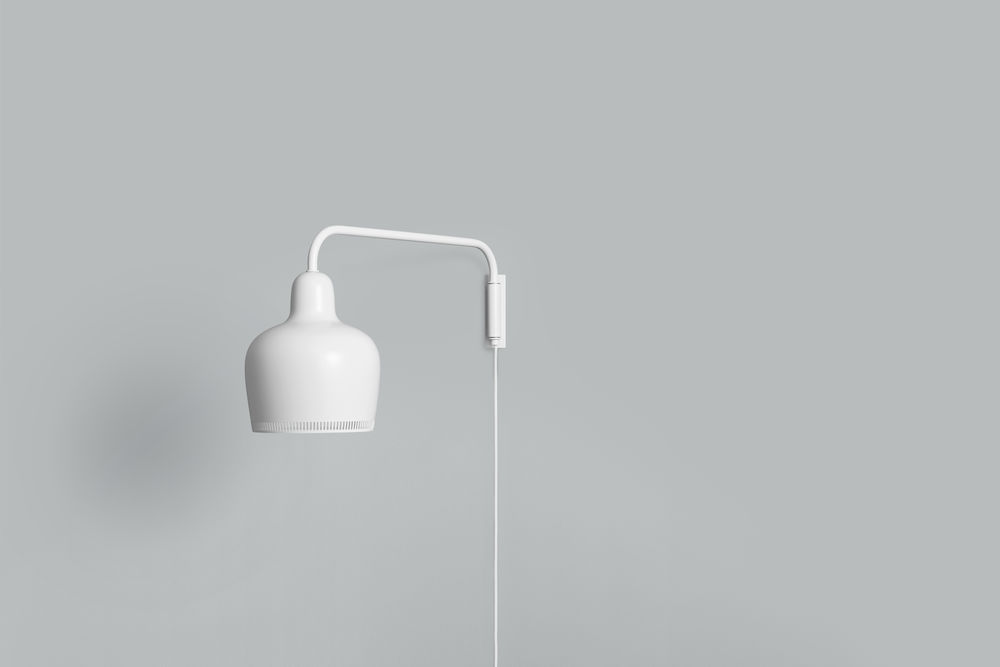 Weiße A330S Golden Bell Wandleuchte von Artek: Moderne Wandlampe für stilvolle Innenbeleuchtung.