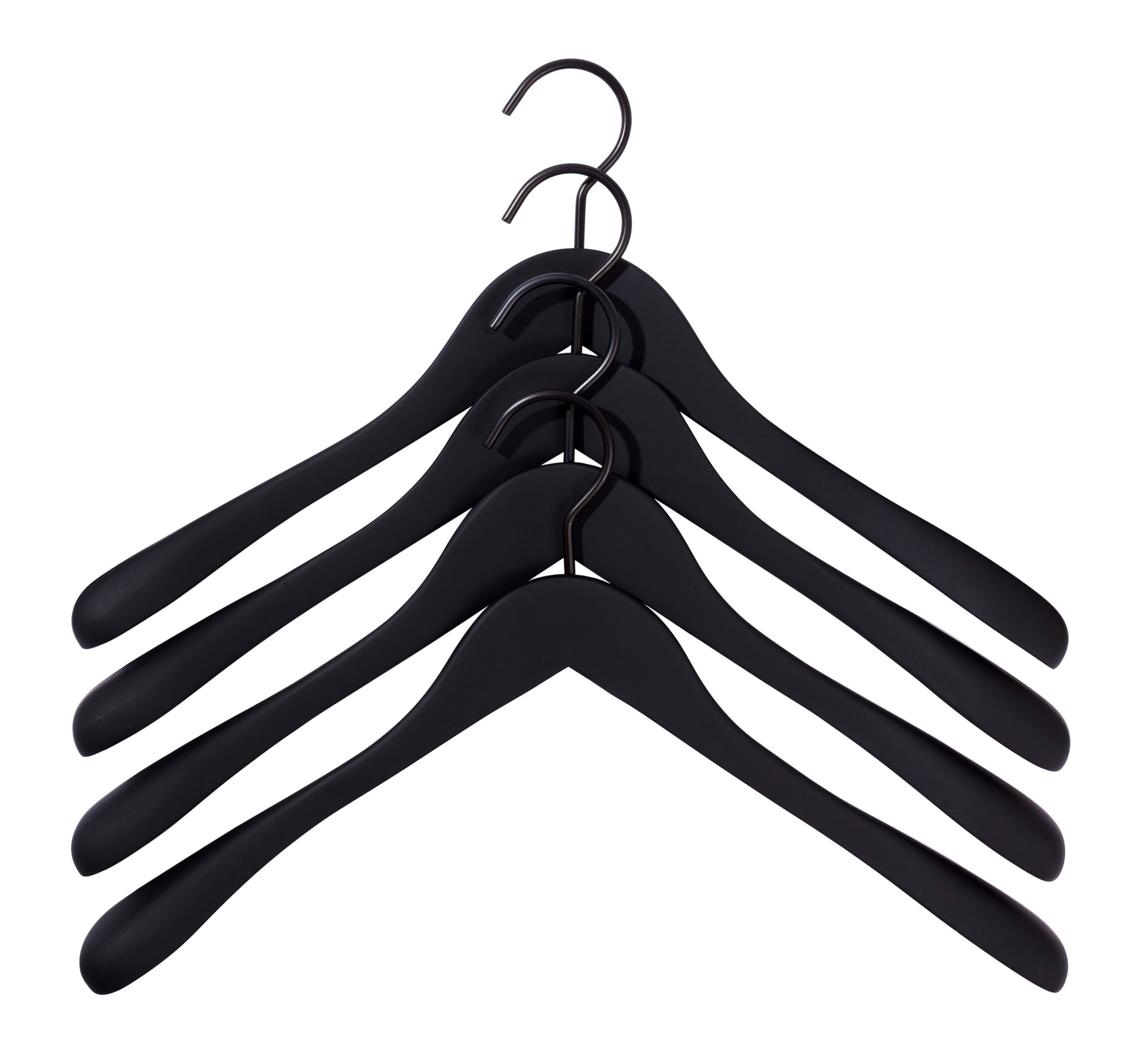 Schwarze Hay Kleiderbügel (Soft Coat Hanger Wide) im 4er-Set, breite Form für schonendes Aufhängen.