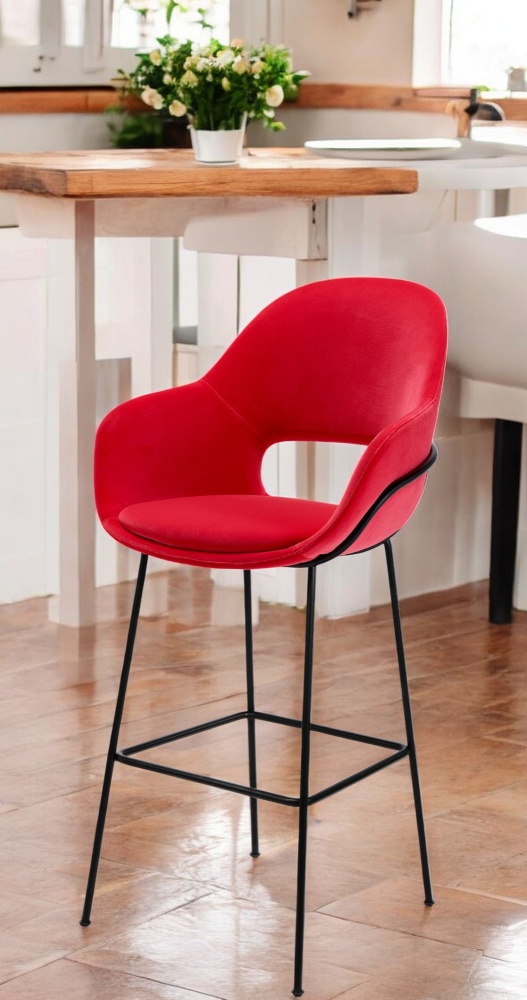 Roter Theia Barhocker mit Armlehne und schwarzem Metallgestell von Freifrau Manufaktur für die moderne Bar.