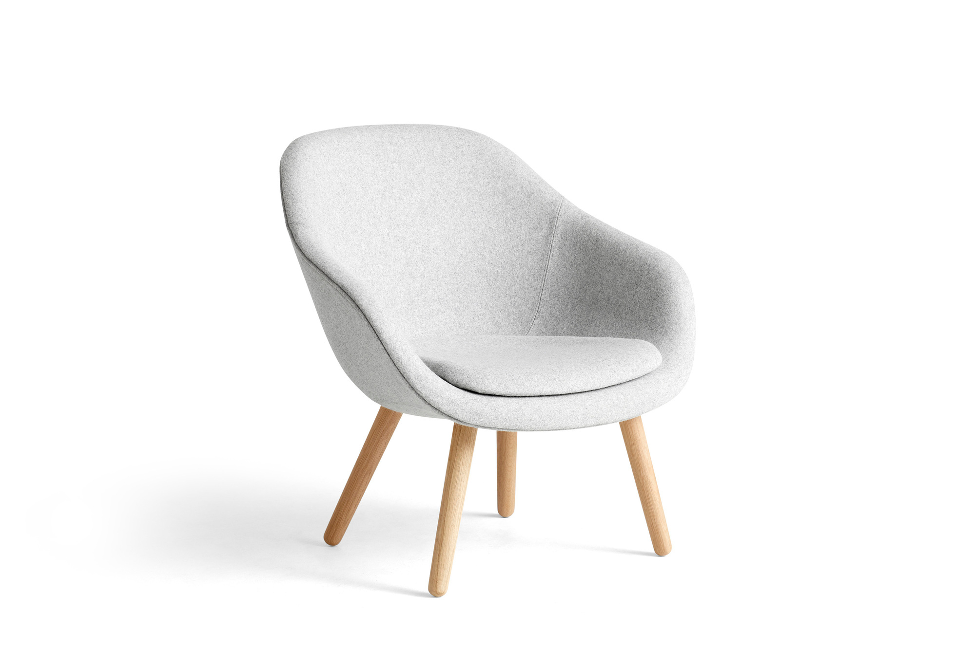 Grauer About a Lounge Sessel AAL 82 von Hay mit Holzbeinen auf weißem Hintergrund.
