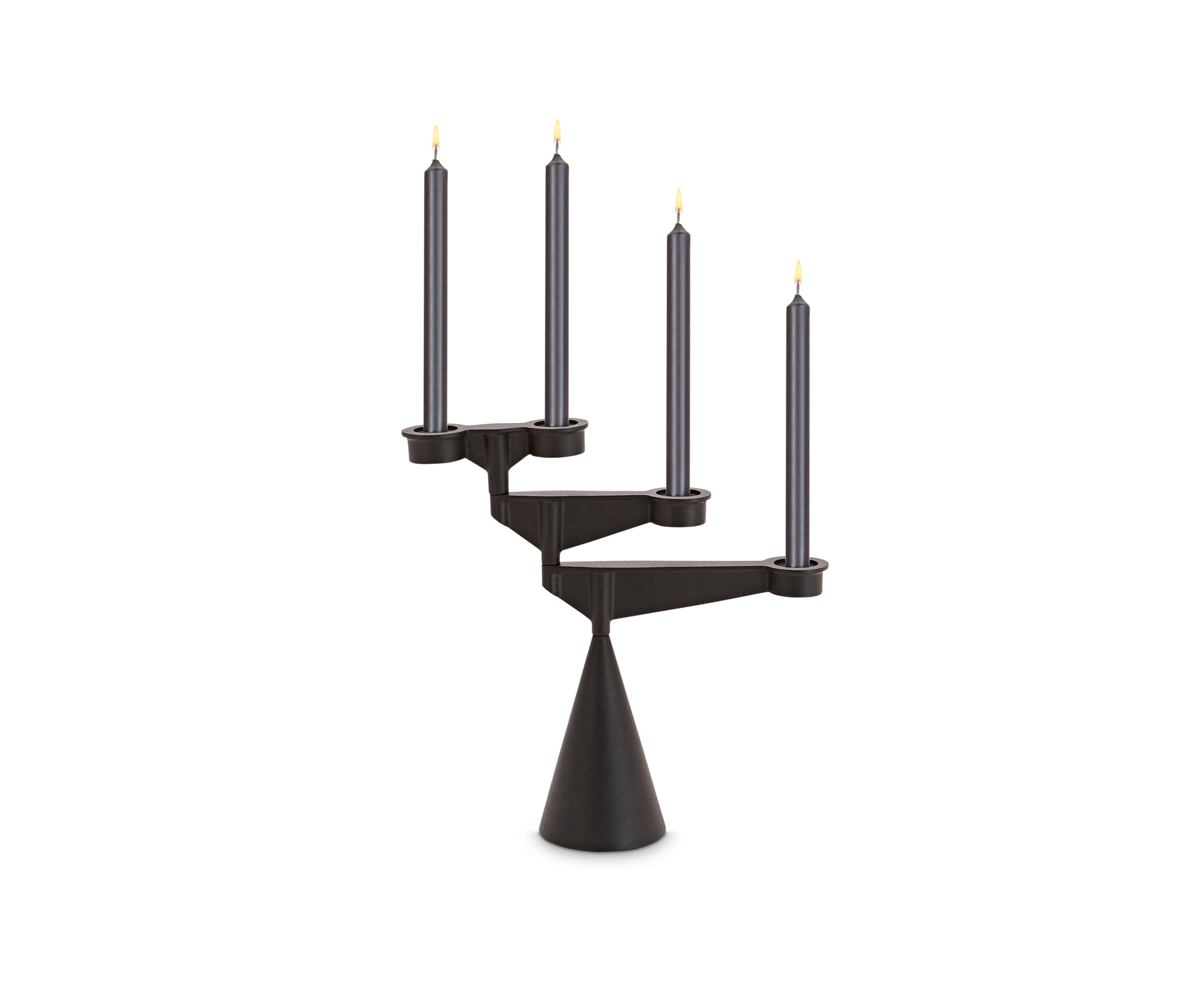 Schwarzer Spin Candelabra Kerzenständer von Tom Dixon mit vier brennenden Kerzen auf weißem Hintergrund.