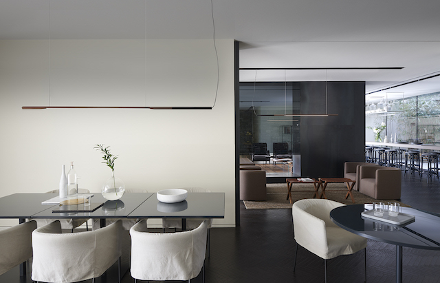 Ilo Pendelleuchte in Satin Bronze von Oluce über Esstisch, moderne Innenarchitektur.