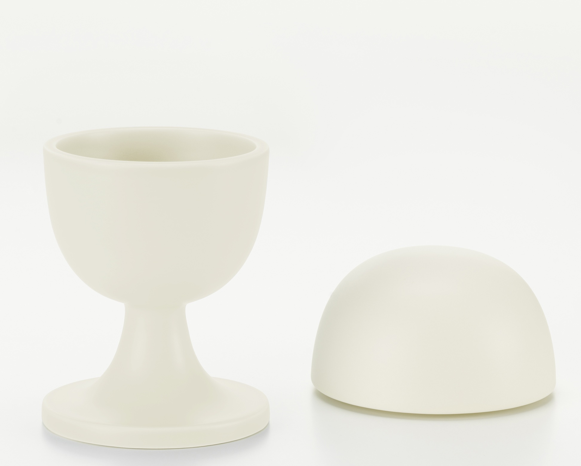 Beiger Keramikbehälter NO.3 von Vitra, bestehend aus kelchförmigem Gefäß und halbkugelförmigem Deckel.