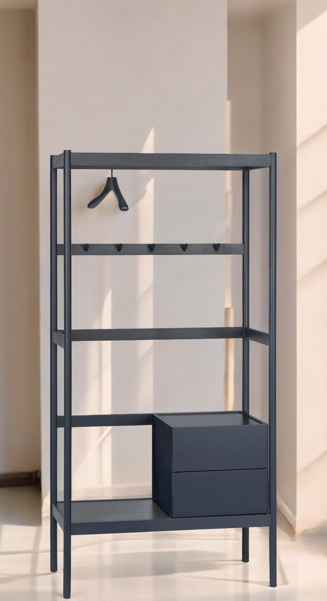 Chester Garderobe von Schönbuch: Offene, moderne Garderobe mit Hakenleiste, Kleiderbügel und Schubladenelement in Anthrazit.