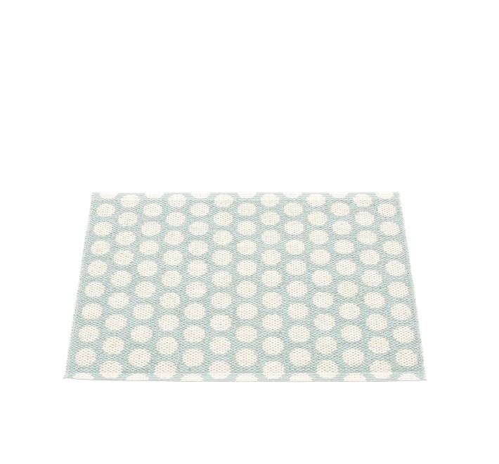 Noa Kunststoffteppich von Pappelina, 70x50 cm, hellblau mit weißen Punkten, Einzelstück.