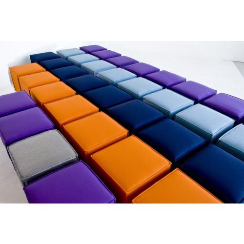 Viele bunte Space Hocker in Lila, Orange, Blau und Grau, moderne Sitzmöbel für Wohnzimmer.