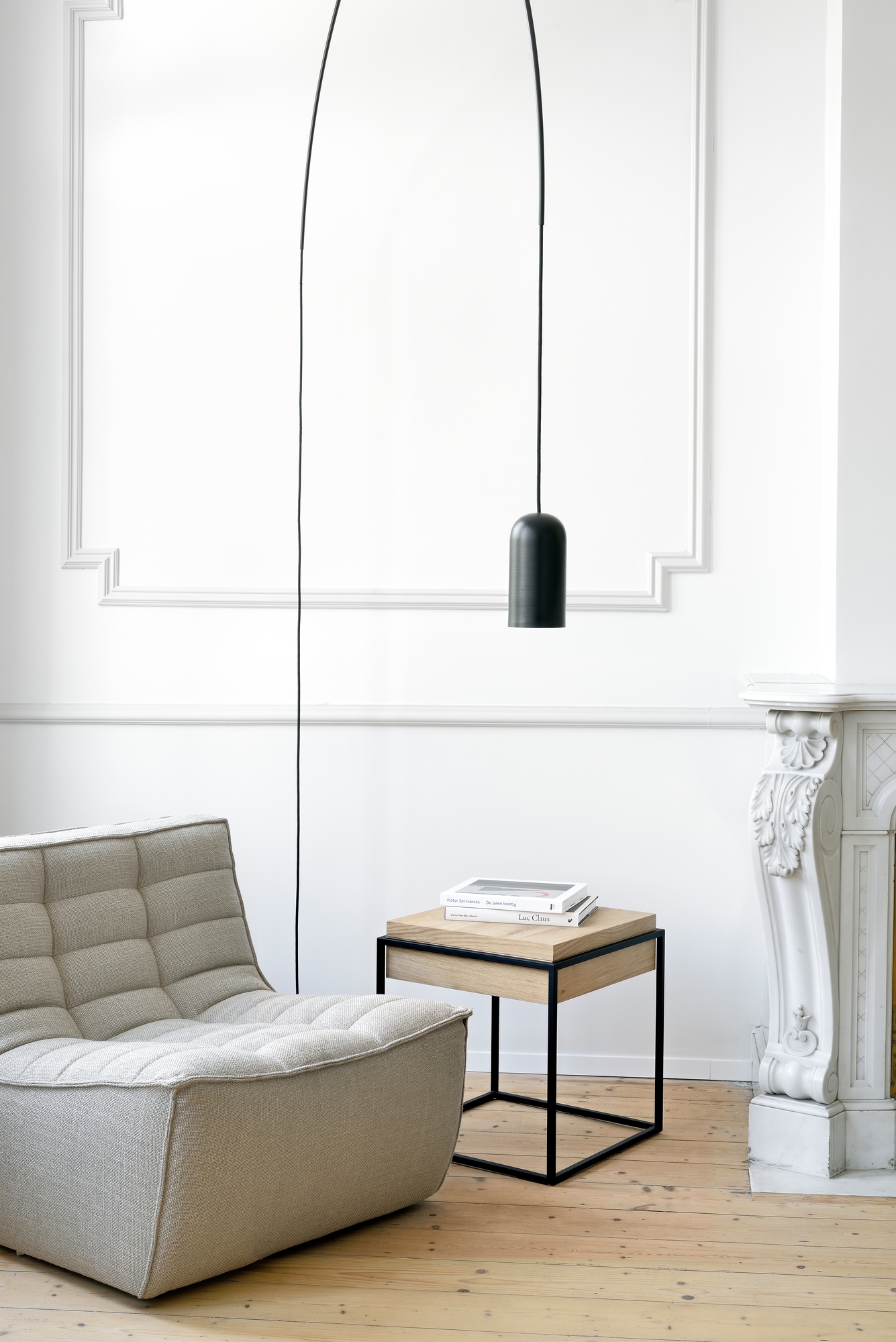 Beiger Sessel im Wohnzimmer: Gepolsterter N701 Sessel von Ethnicraft, modernes Möbeldesign für stilvolles Wohnen.