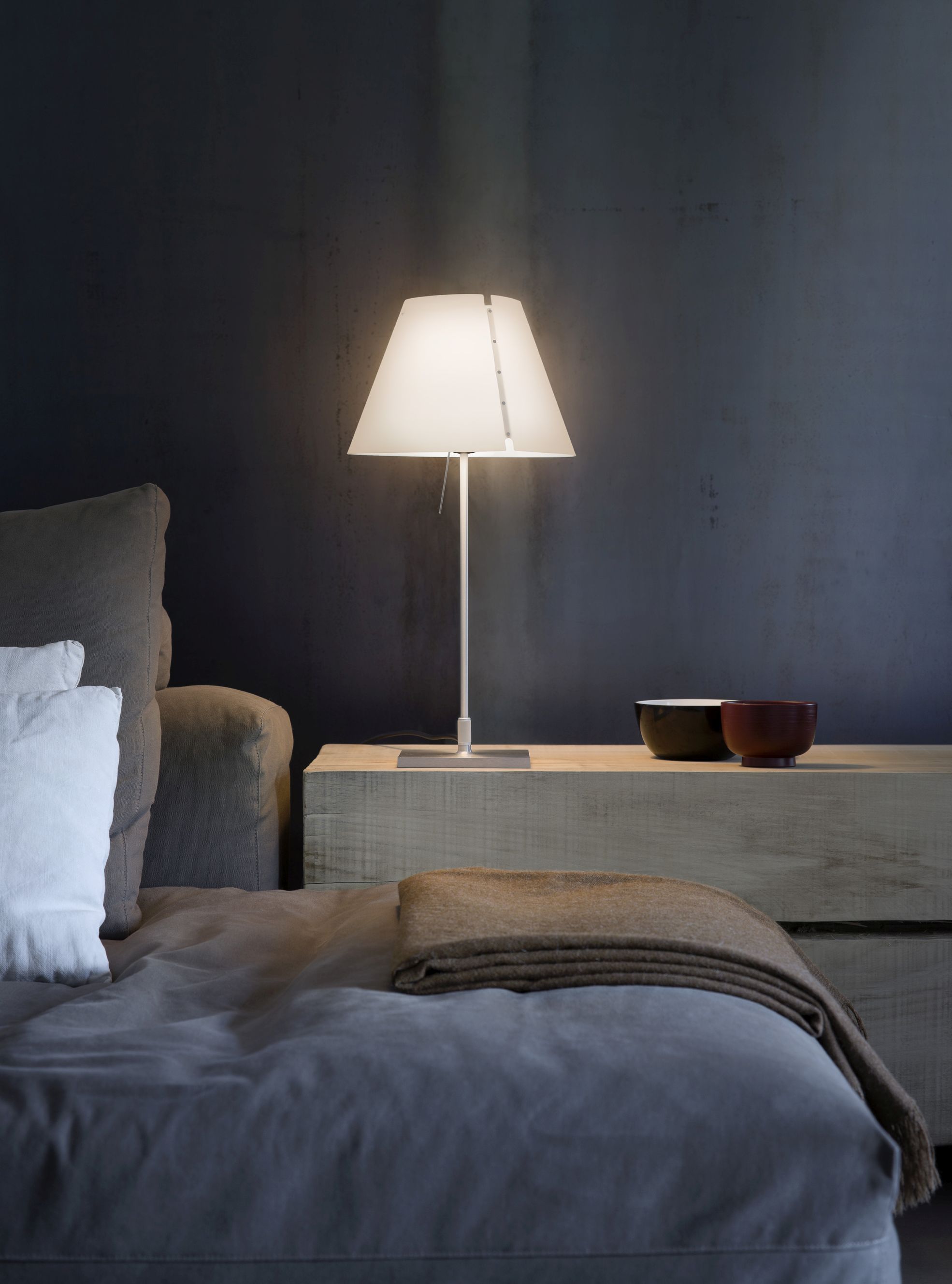 D13 Costanzina LED Tischleuchte von Luceplan mit Aluminiumgestell und weißem Lampenschirm.