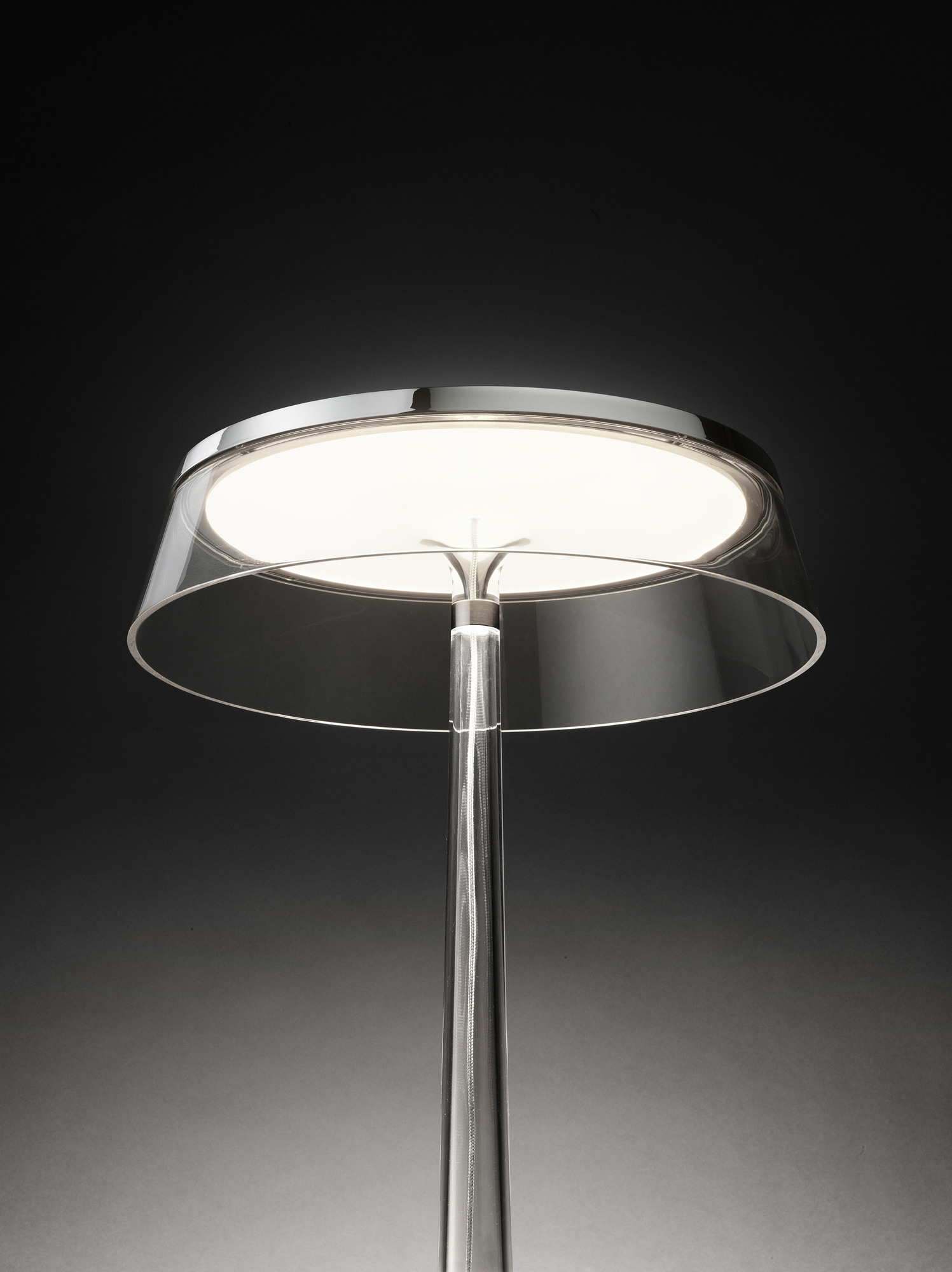 Nahaufnahme der modernen Bon Jour Tischleuchte von Flos mit transparentem Lampenschirm.