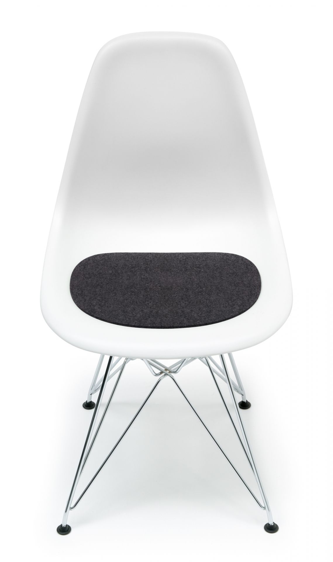 Weißer Eames DSR Stuhl mit grauer Hey Sign Filz Sitzauflage für mehr Komfort.