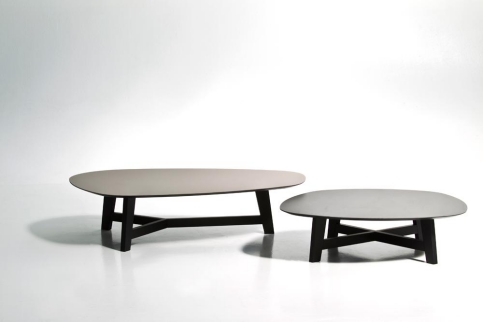 Zwei graue Phoenix Tische mit Eichengestell von Moroso, moderne Couchtische für das Wohnzimmer.