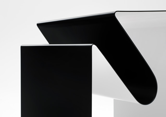 Detailaufnahme des V44 Mobile Line Beistelltisches von Müller Möbelfabrikation in Schwarz und Weiß.