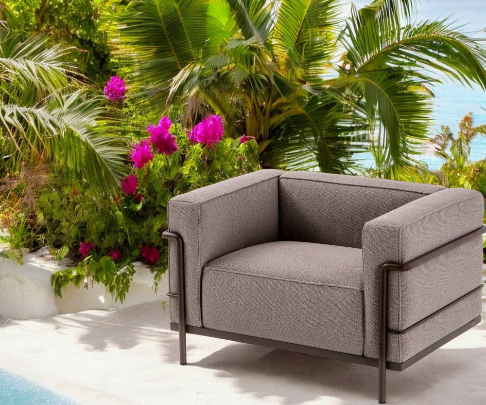 Cassina 3 Fauteuil Grand Confort Outdoor Sessel in Grau vor tropischer Kulisse. Bequemer Gartensessel.