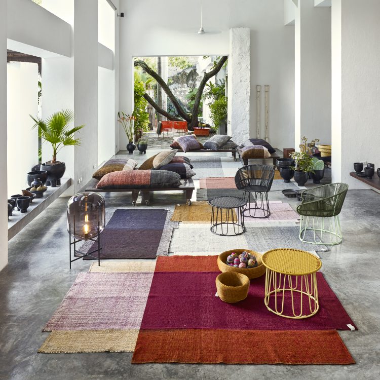 Großzügiger Raum mit farbenfrohen Nobsa Teppichen, die ein modernes und gemütliches Ambiente schaffen.