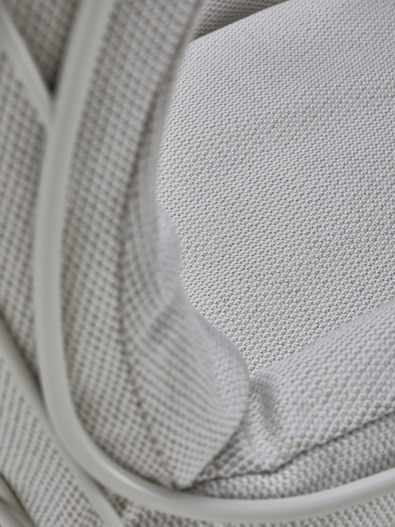 Detailaufnahme: Grauer Leyasol Lounge Chair Outdoor Stuhl von Freifrau Manufaktur, Fokus auf Stoffstruktur und Gestell.