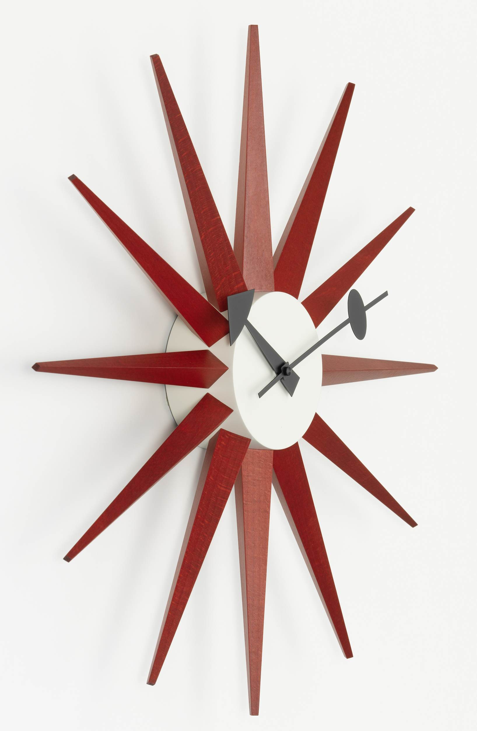 Rote Sunburst Clock Wanduhr von Vitra, eine dekorative Design-Uhr mit Holzstrahlen und schwarzem Zeiger.