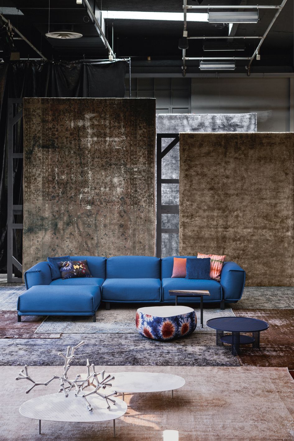 Blaues Cloud Sofa von Moroso mit Couchtischen und dekorativen Kissen in einem modernen Wohnraum.