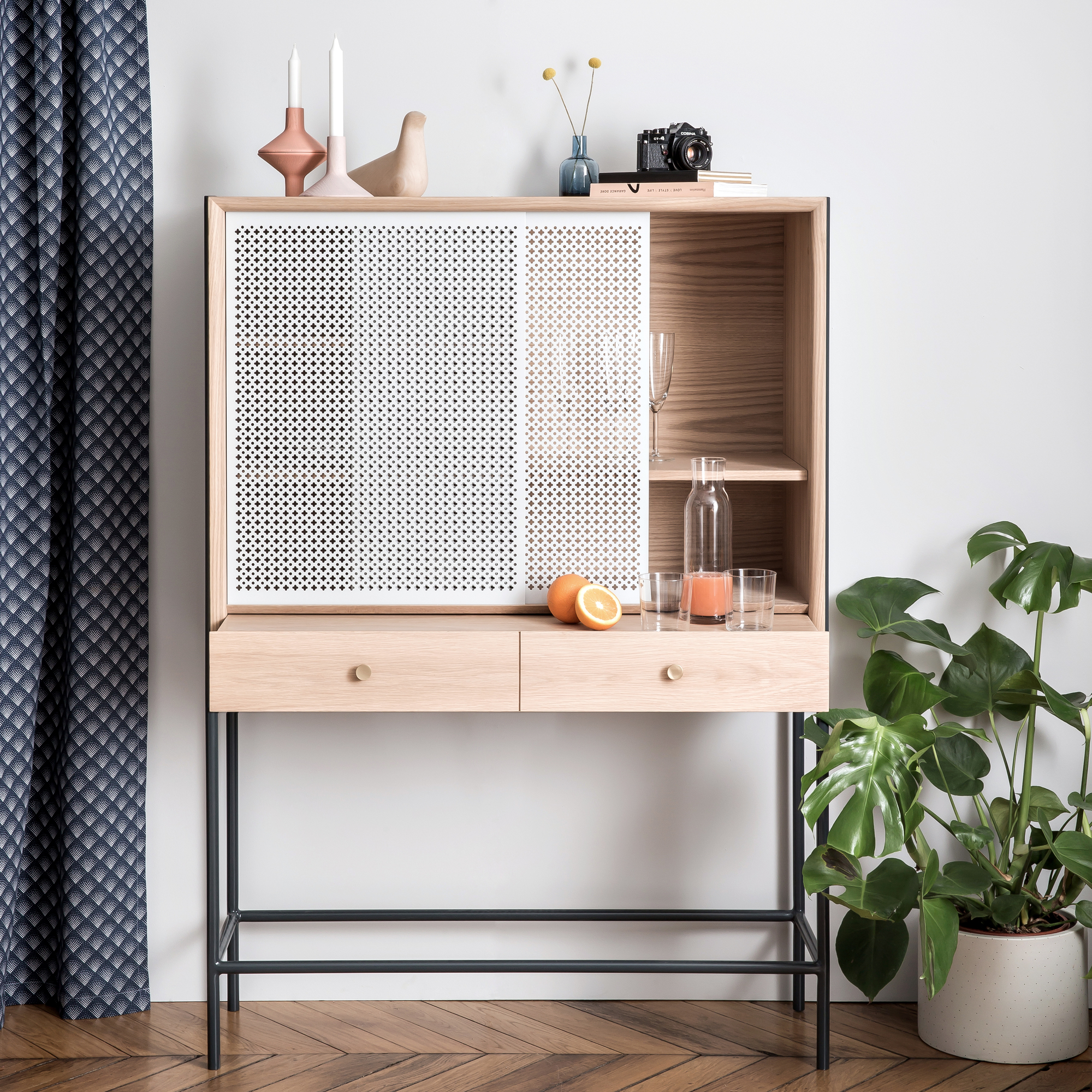 Hartô Gabin Anrichte aus Holz mit Schiebetür und Schubladen, modernes Sideboard für Wohnzimmer.