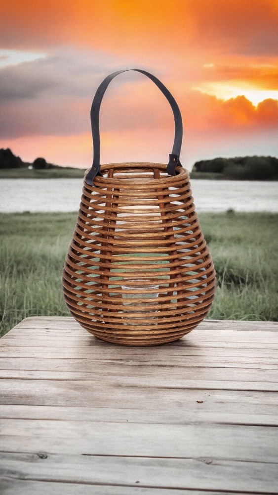 Hübsche Rattan Laterne mit Glaseinsatz und Ledergriff für stimmungsvolle Innen- und Außendekoration.