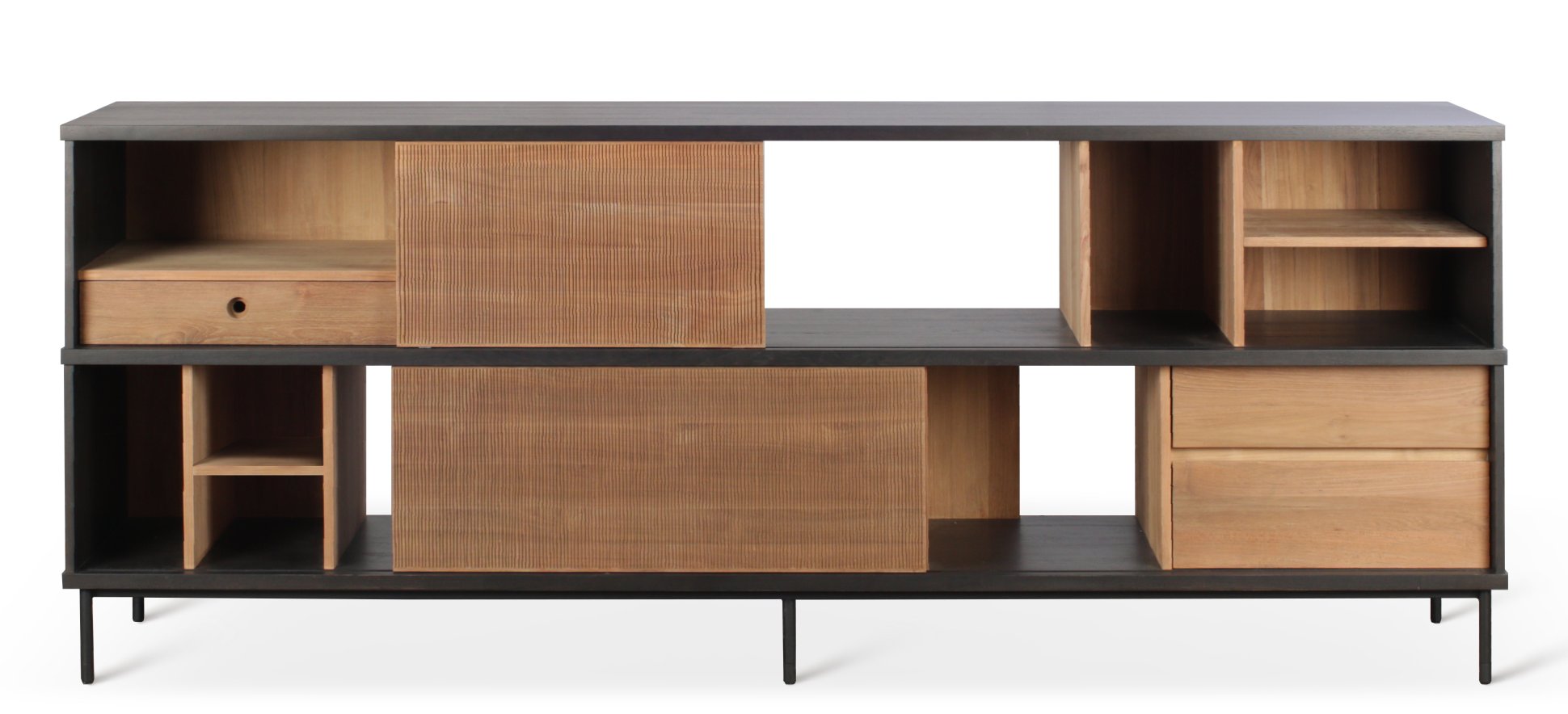 Oscar Teak Anrichte von Ethnicraft mit Schiebetüren, Schubladen und Regalen aus massivem Teakholz.