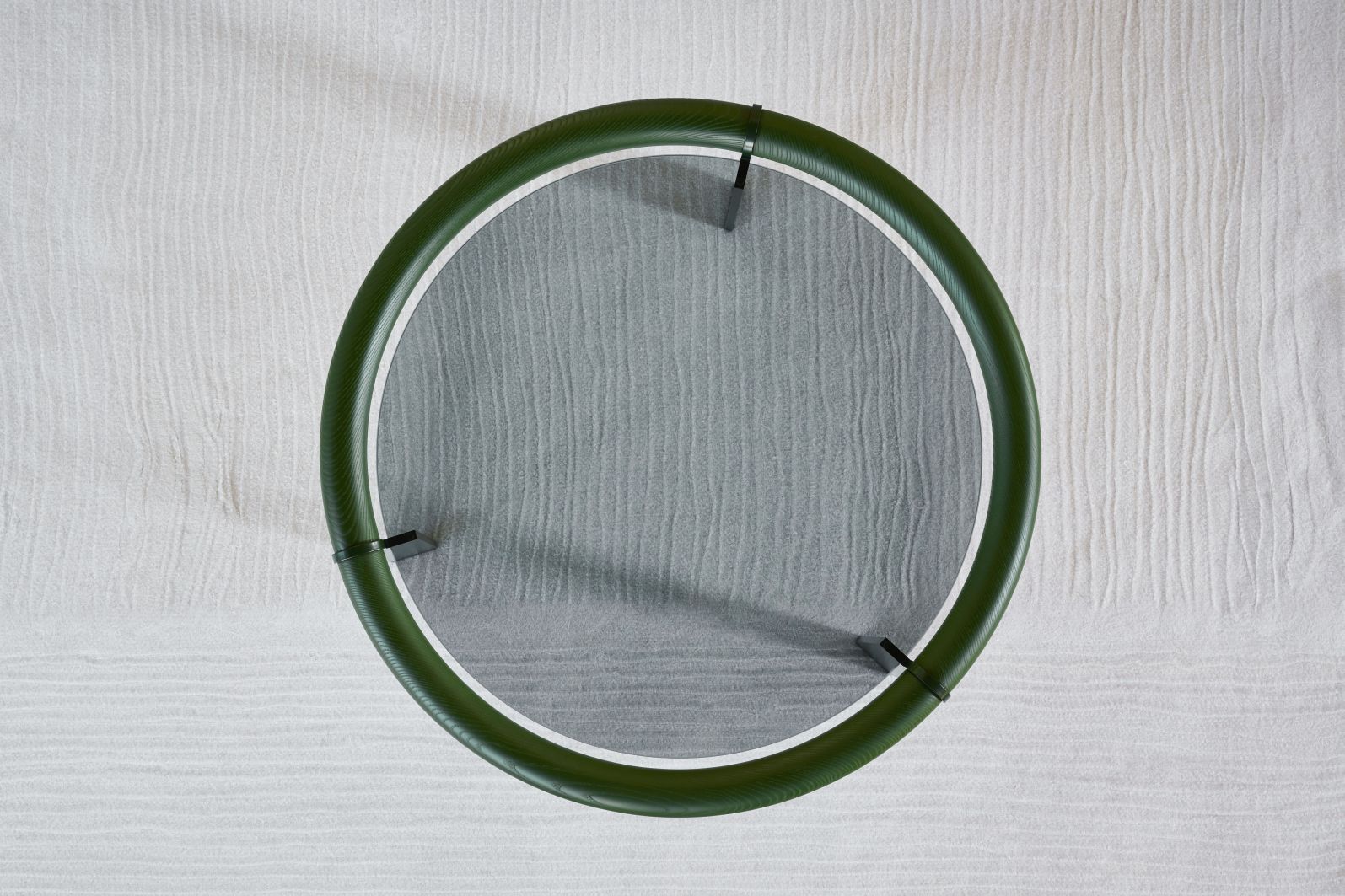 Draufsicht: Runder Couchtisch "Favius" mit grünen Rahmen und grauer Tischplatte.