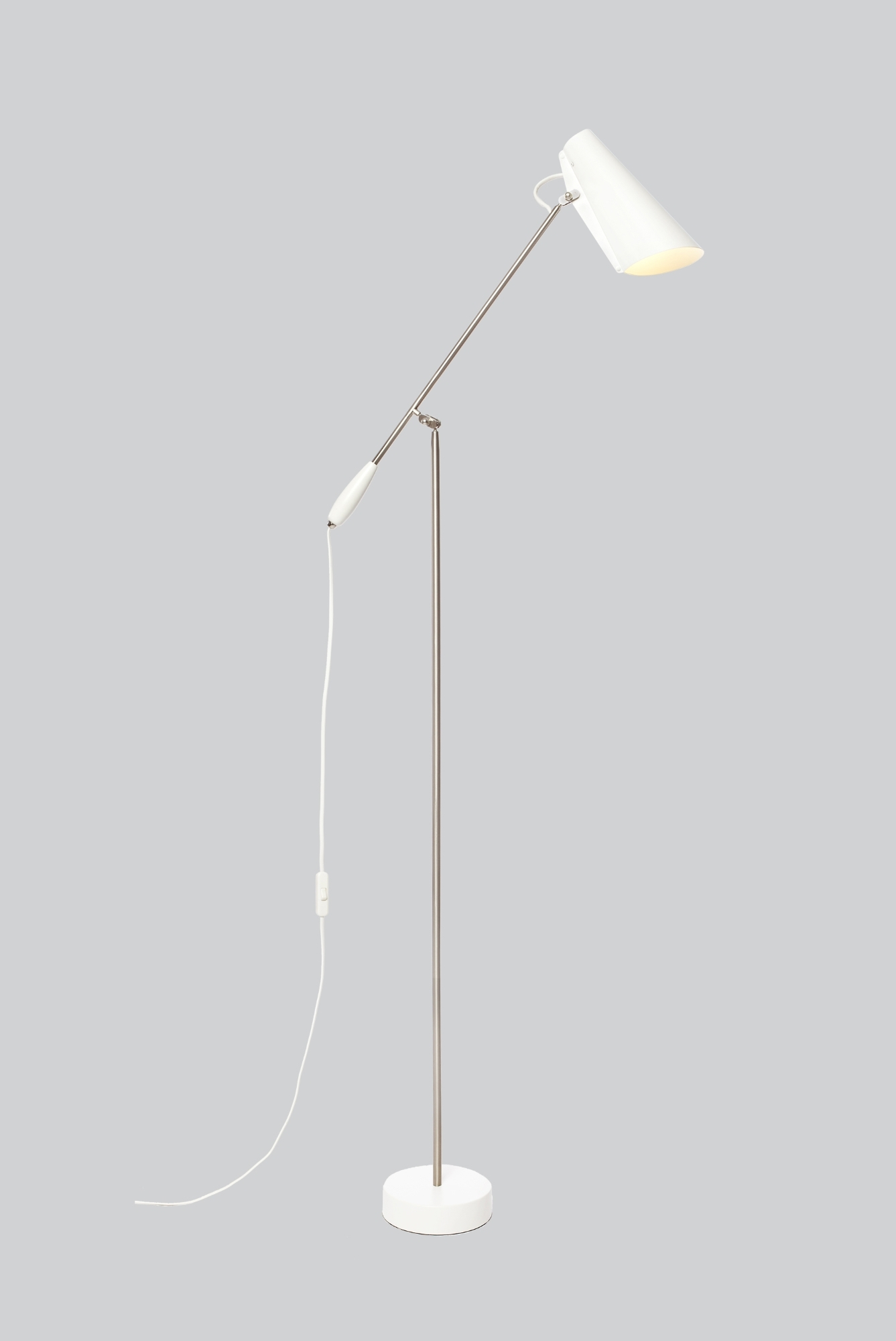 Weiße Birdy Stehleuchte von Northern mit verstellbarem Lampenschirm und filigranem Design.