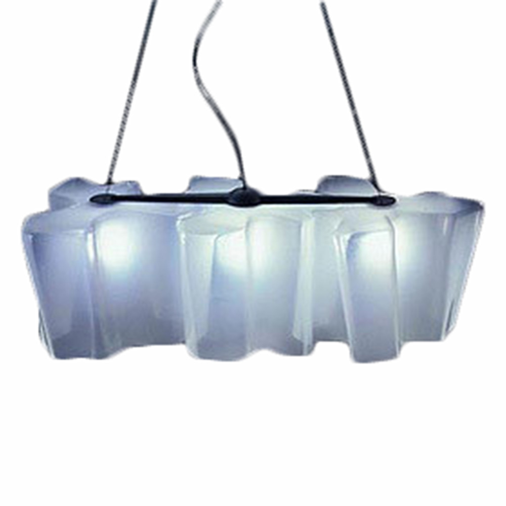 Logico Pendelleuchte Mini: Dreiflammige Hängelampe von Artemide mit modernem Design und diffusem Licht.