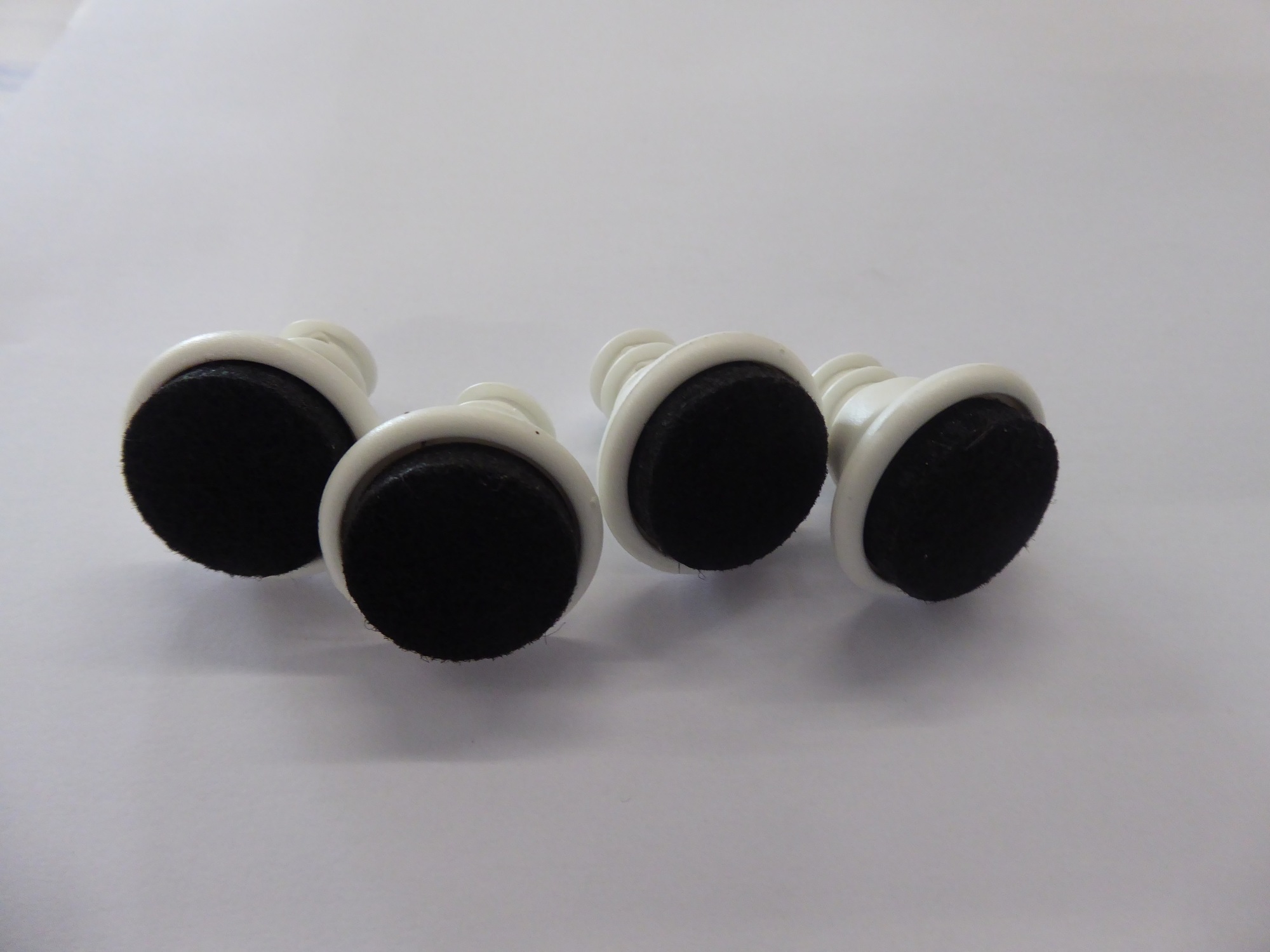 Vier weiße Filzgleiter für Eames Plastic Chair Stühle, schützen Ihren Boden vor Kratzern.