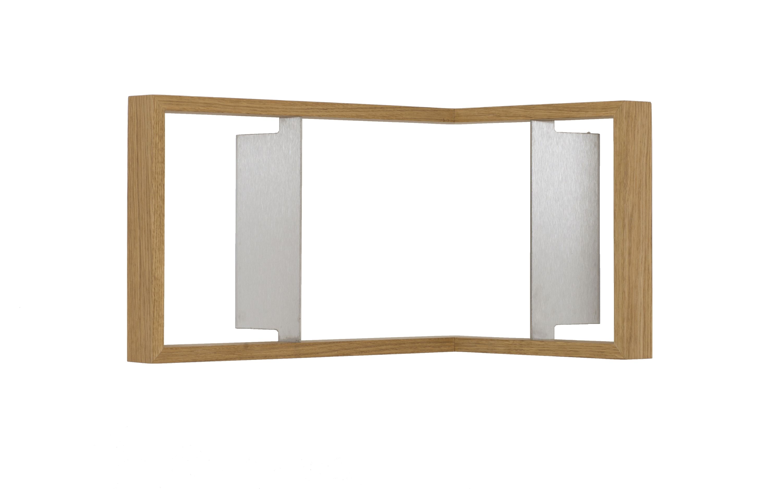 Regal b-eck2: Kleines Eckregal aus Eiche mit silbernen Halterungen für moderne Wandgestaltung.