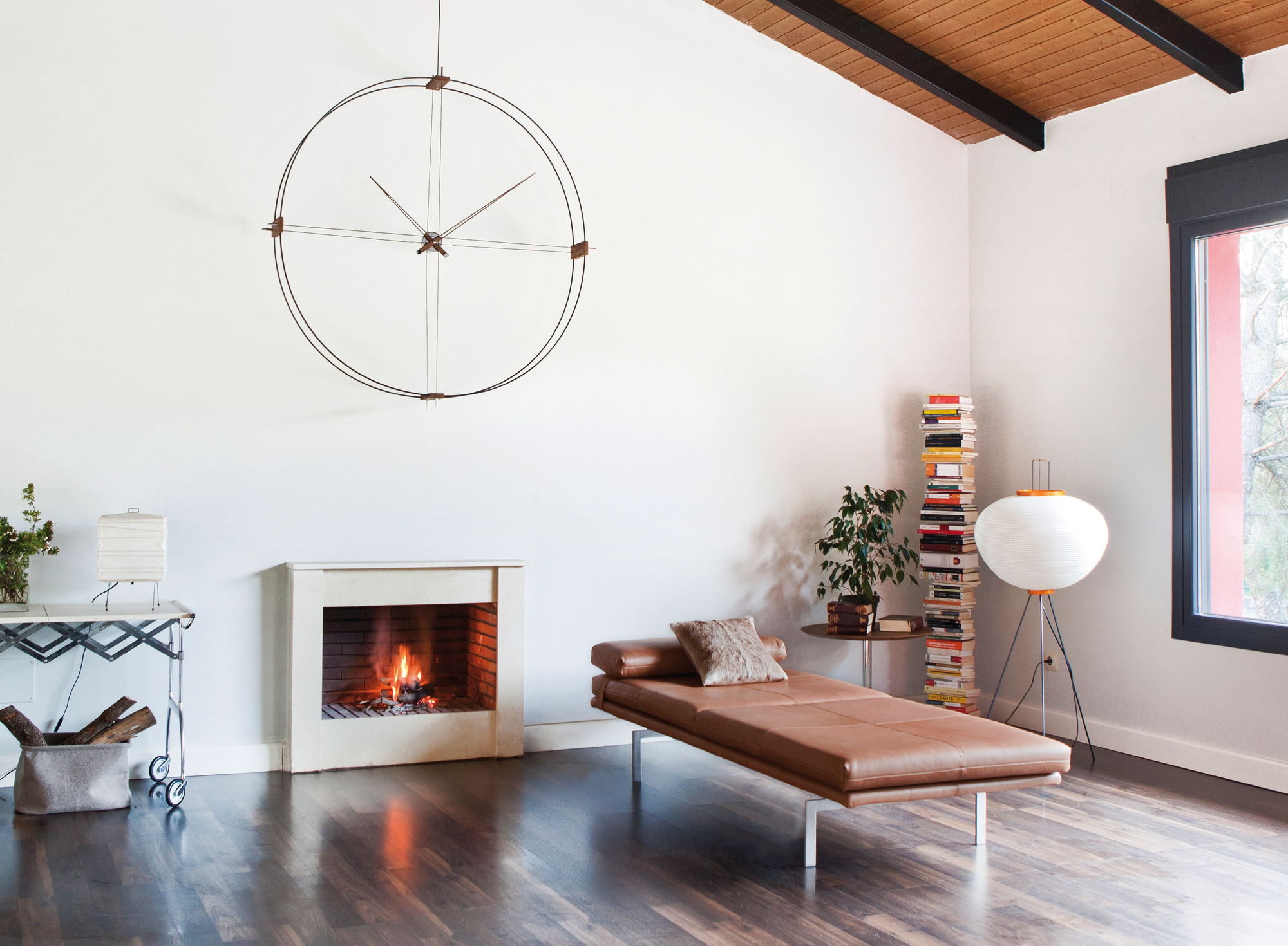 Delmori Clock Wanduhr: Moderne Wanduhr in Schwarz und Walnuss im Wohnzimmer über Kamin.