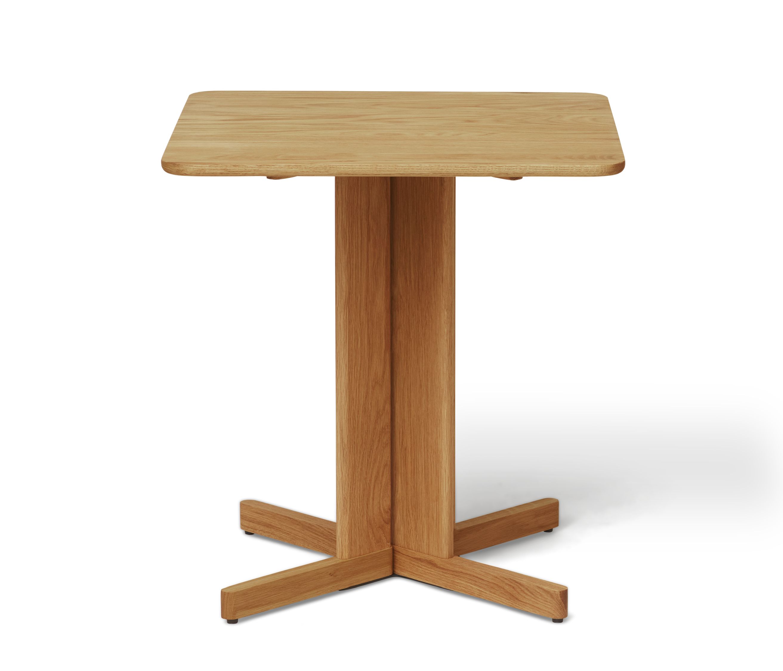 Quatrefoil Tisch aus hellem Holz mit quadratischer Tischplatte und vierbeiniger Basis.