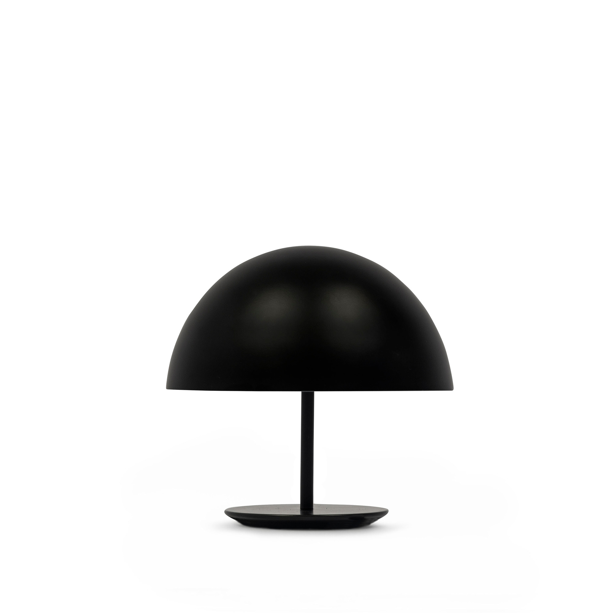 Nahaufnahme der minimalistischen Baby Dome Lampe von Mater in Kupfer.