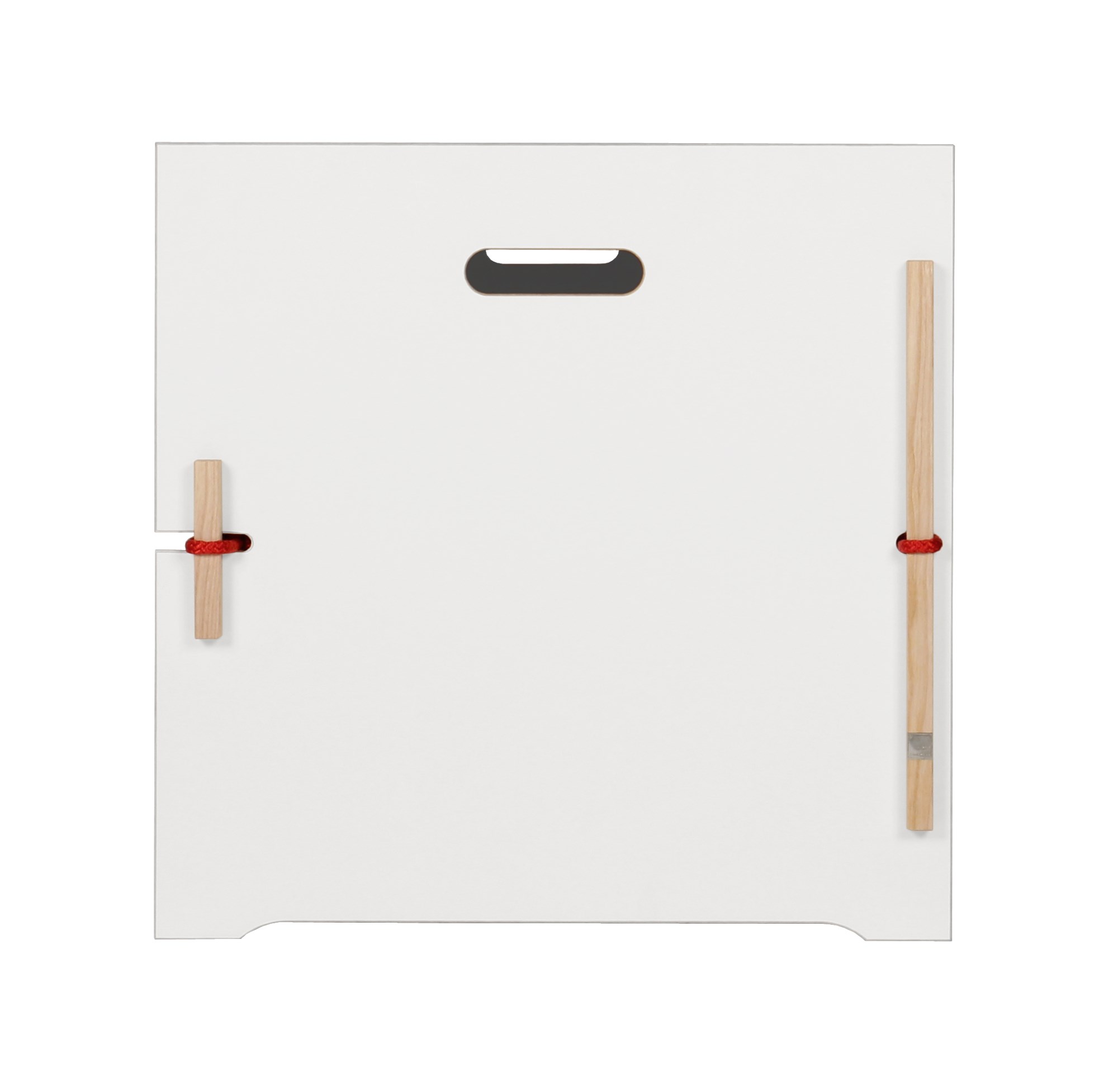Trude von Nils Holger Moormann, weißes, minimalistisches Möbelstück mit Holzdetails und roter Kordel.
