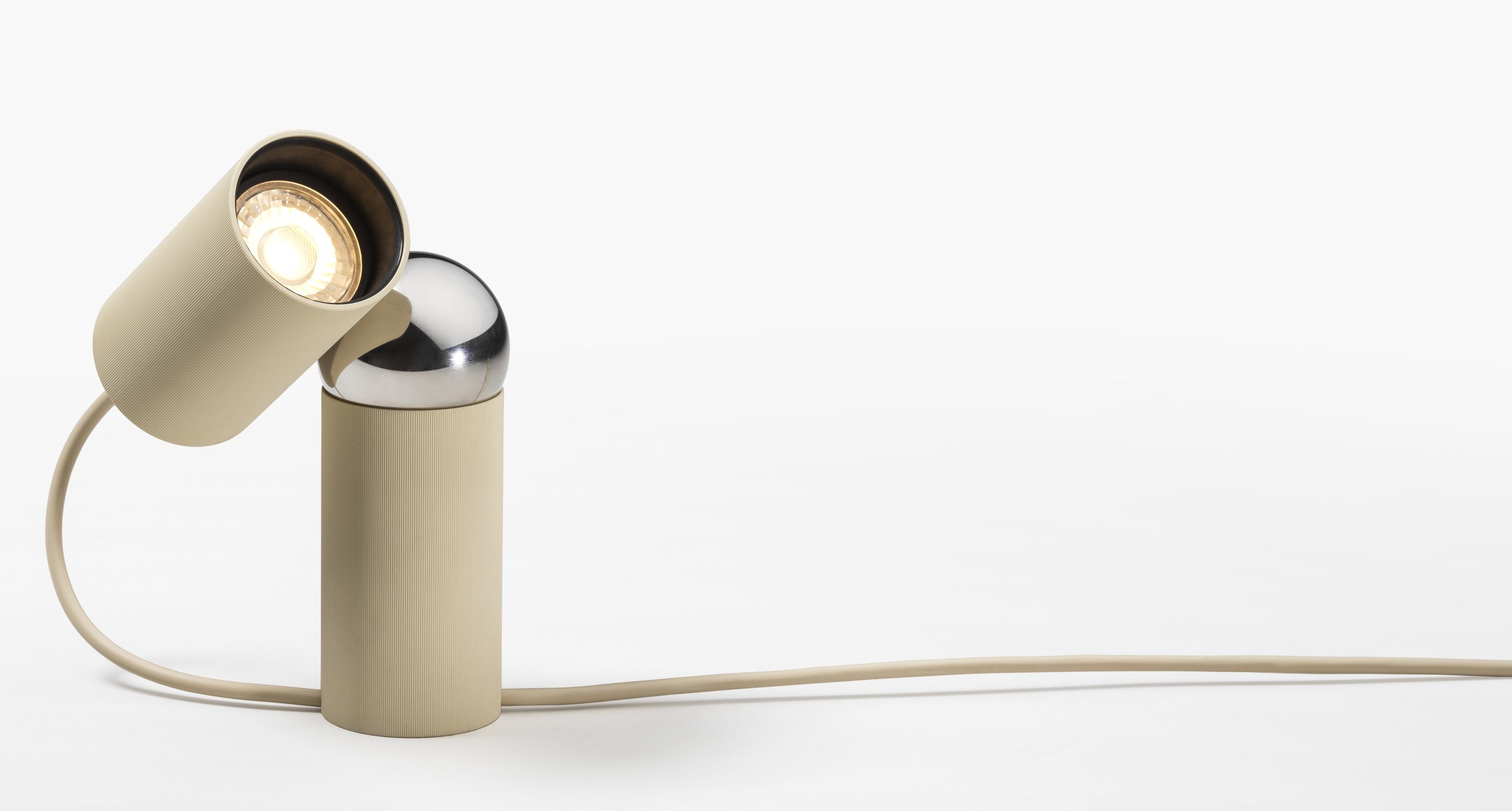 Nahaufnahme der Bilboquet Tischleuchte von Flos in Leinenfarbe, moderne Innenbeleuchtung.