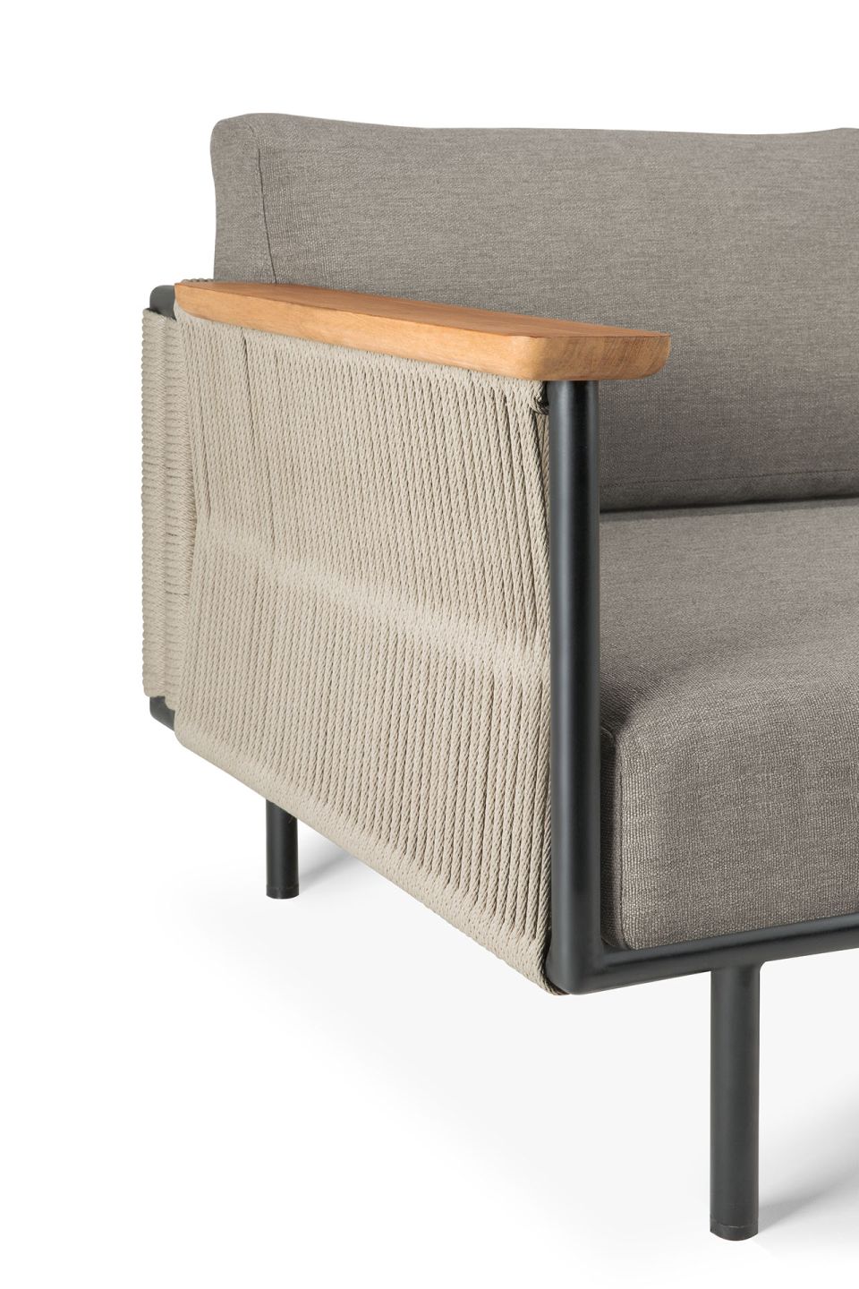 Detailaufnahme des Ethnicraft Corbey Outdoor Sofas mit Aluminiumrahmen, Seilbespannung und Armlehne aus Holz.