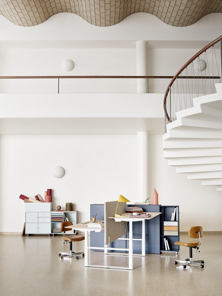 Büro mit Montana Cargo Modul 80 Schrank-System: Regale, Schreibtisch und Bürostühle in modernem Design.