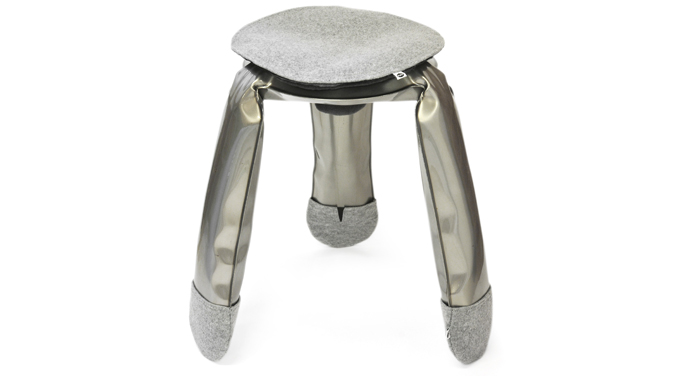 Plopp Mini Hocker von Zieta: Metallhocker mit drei Beinen und grauem Filzsitz. Designhocker.