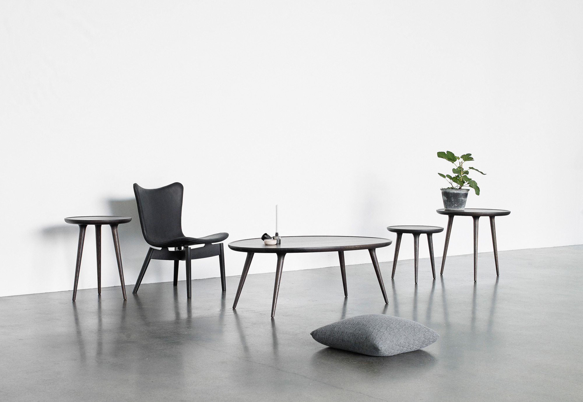 Accent Side Table von Mater: Kleiner Beistelltisch aus Holz, ideal für Wohnzimmer und Schlafzimmer.