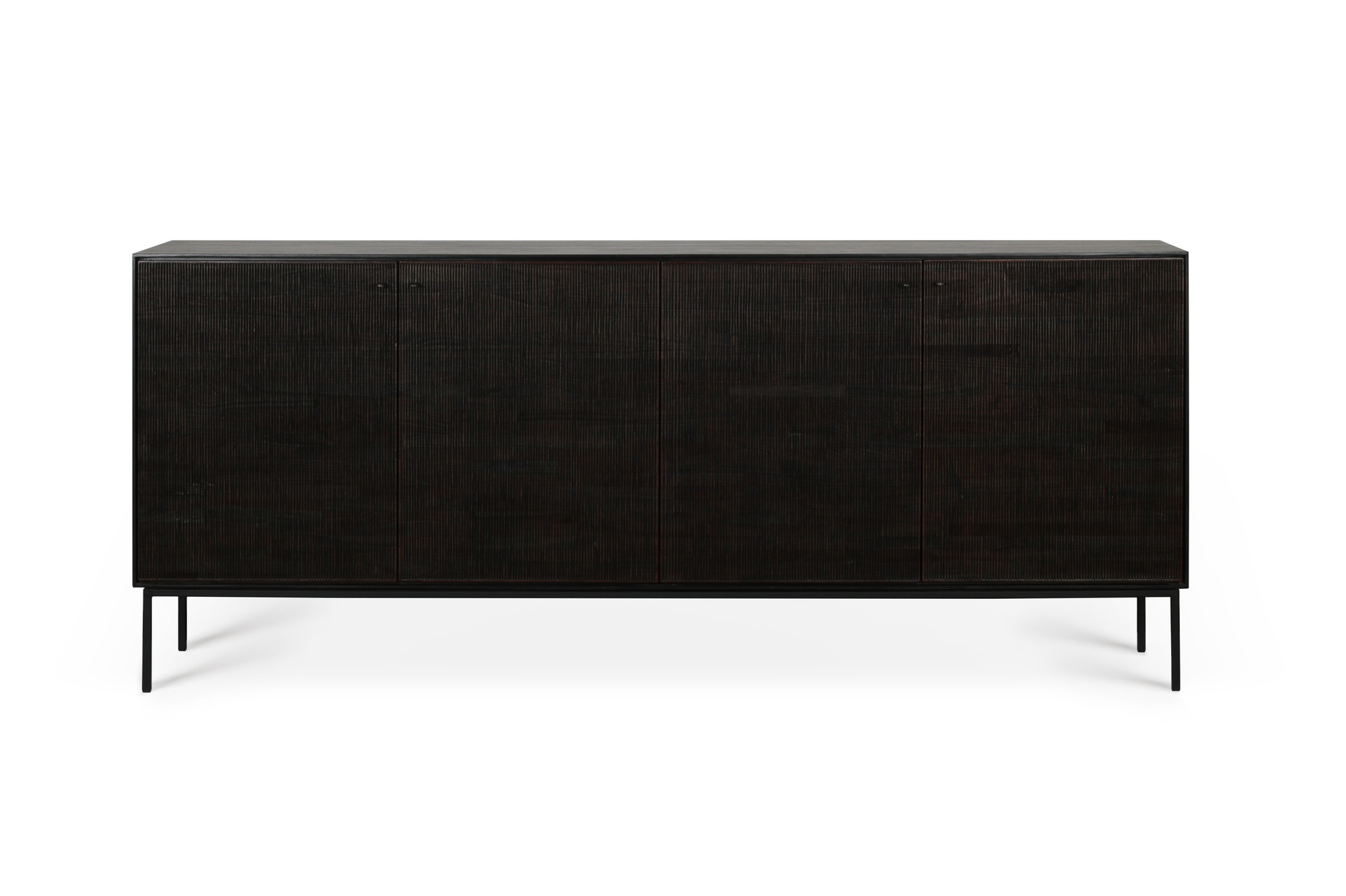 Ethnicraft Teak Grooves Anrichte mit vier Türen, dunkles Teakholz und filigranes Metallgestell.