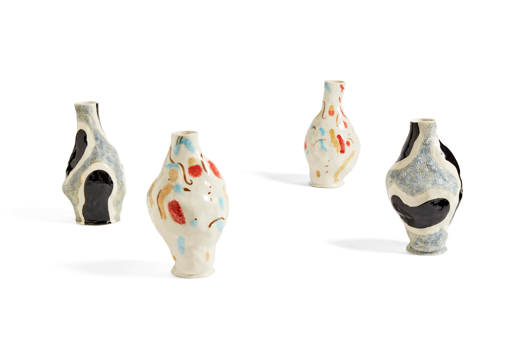 Vier einzigartige Jessica Hans Vasen von Hay, Keramik, abstrakte Muster, moderne Dekoration.