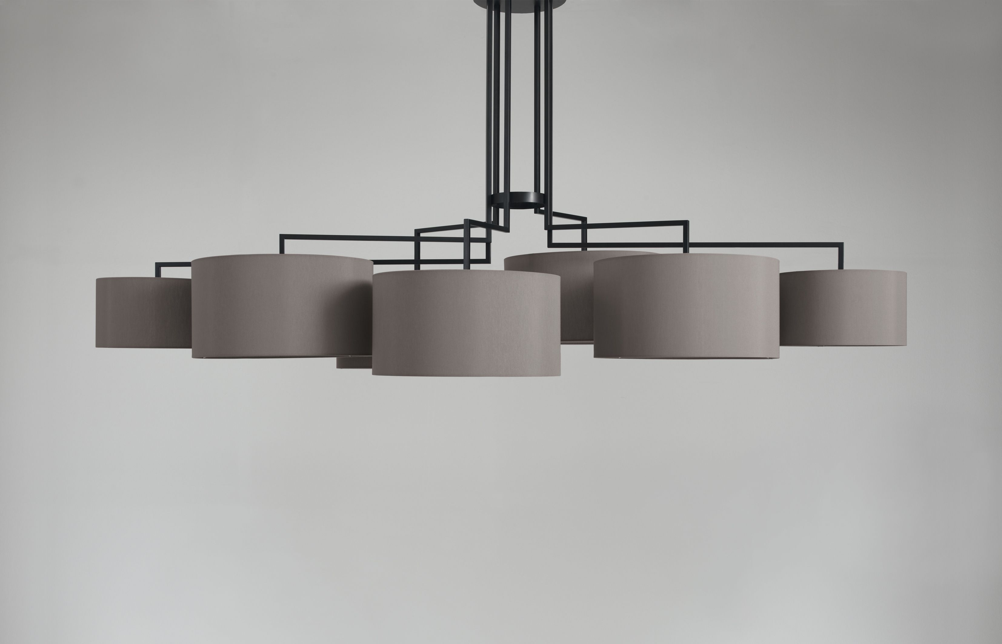 NOON 7 Deckenleuchte von Zeitraum mit sieben grauen Lampenschirmen und schwarzem Gestell.
