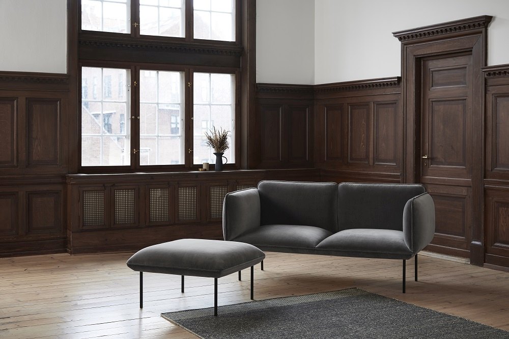 Nakki Sofa: Graues 2-Sitzer Sofa von Woud mit passendem Hocker in stilvollem Wohnzimmer.