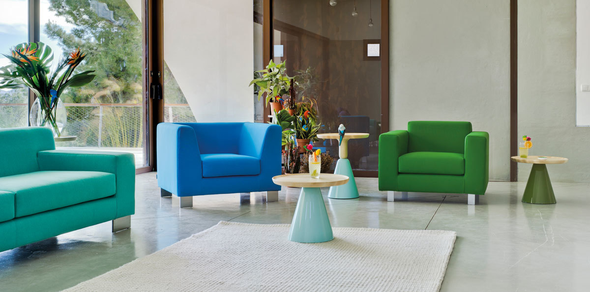 Wohnzimmer mit farbenfrohen Sesseln und Pion Beistelltischen von Sancal, moderne Möbel und Interieur Design.