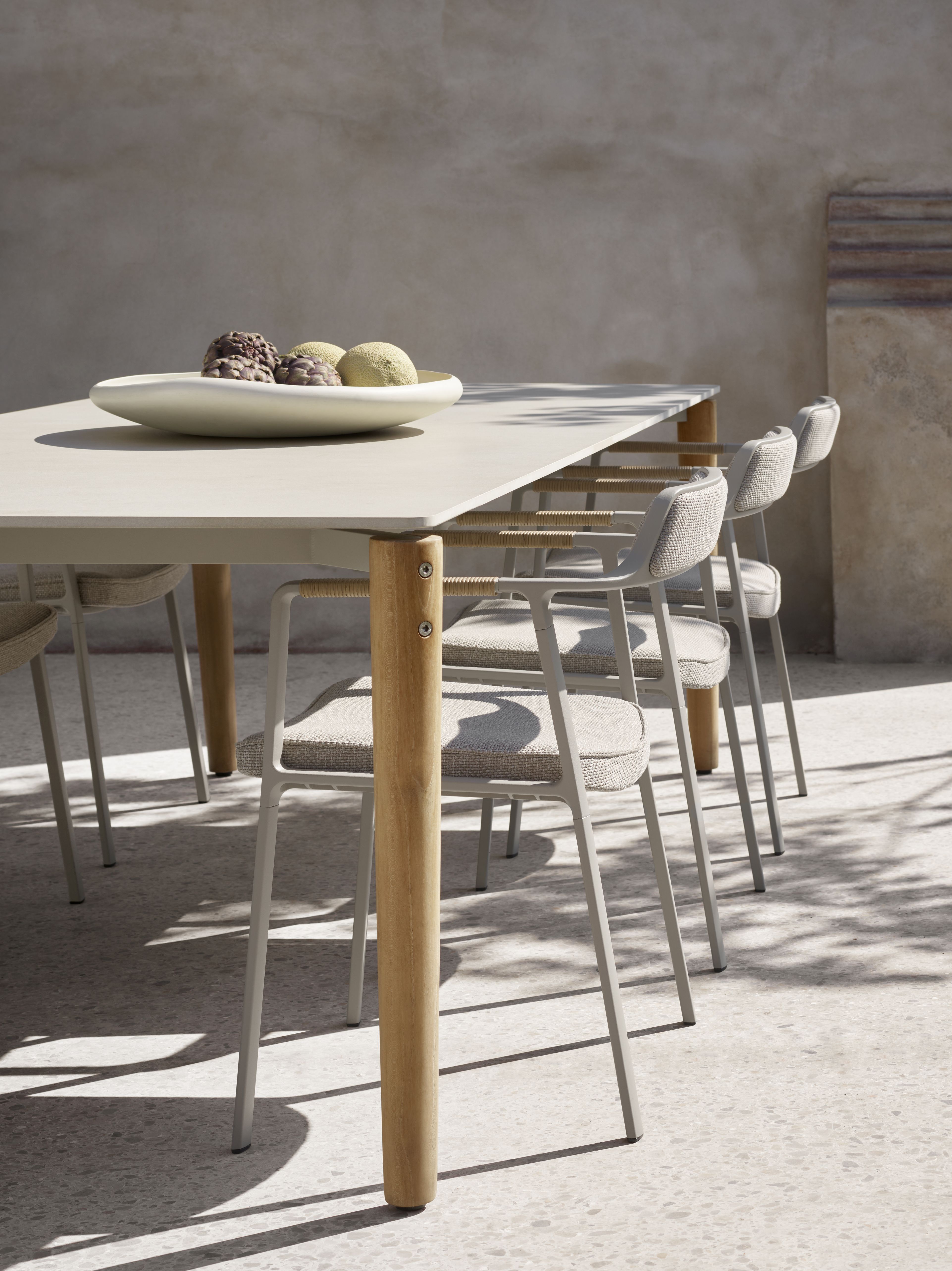 Nahaufnahme des Vipp Open-Air Outdoor Tischs mit Stühlen und Dekoration im Außenbereich.