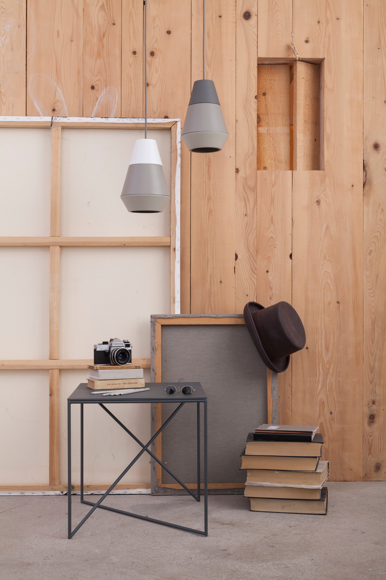 DOT Beistelltisch von Grupa, grauer Metalltisch mit Kamera, Büchern und Dekoration vor Holzwand. Modernes Design.