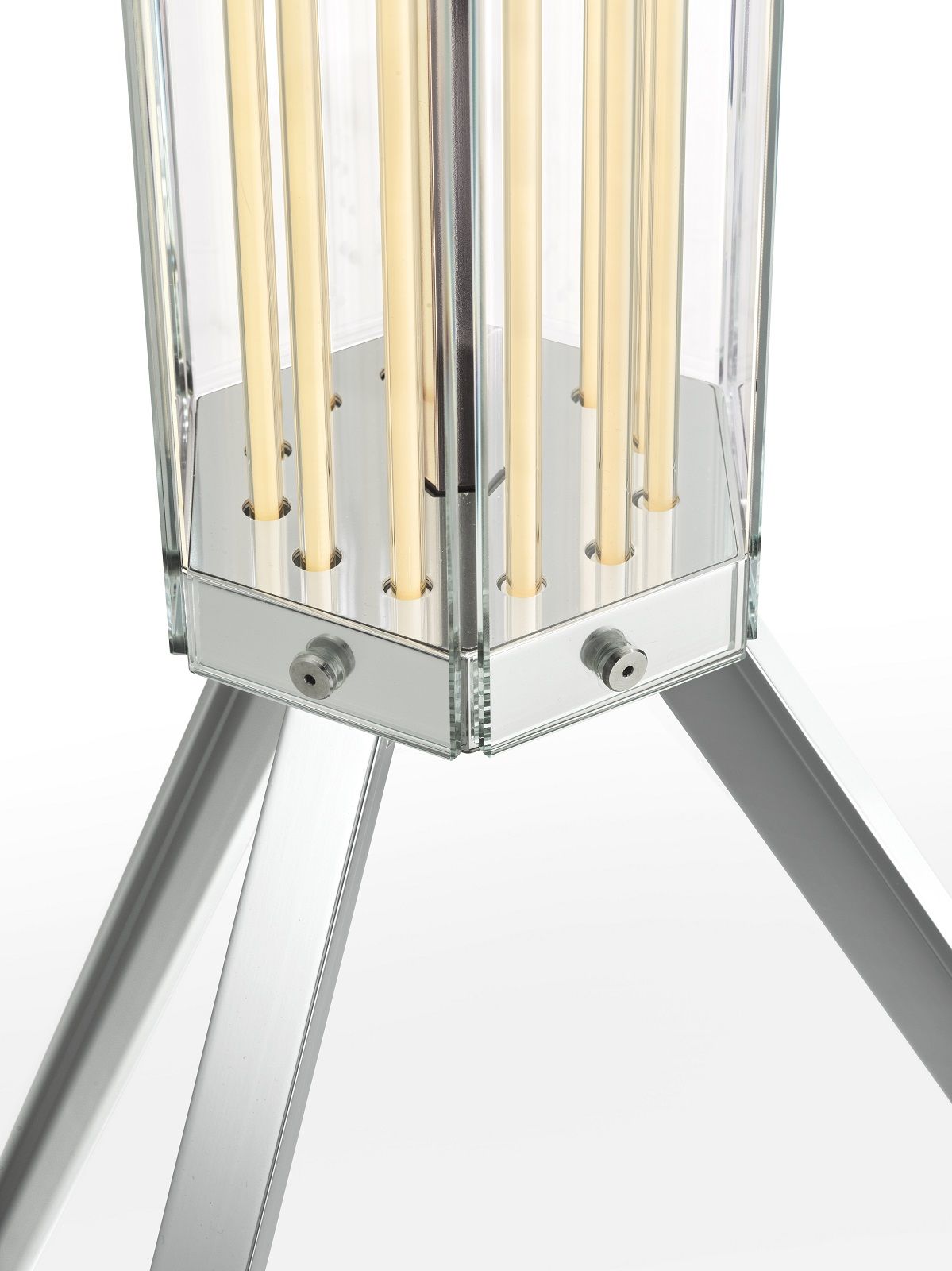 Detailaufnahme der Superwire F Stehleuchte von Flos mit Glasgehäuse und silbernem Stativfuß.