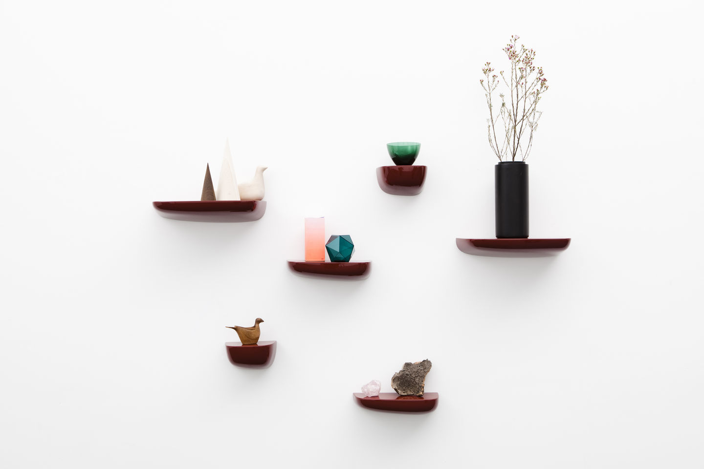 Mehrere Corniches Wandboards von Vitra in Rotbraun an einer weißen Wand mit Deko.