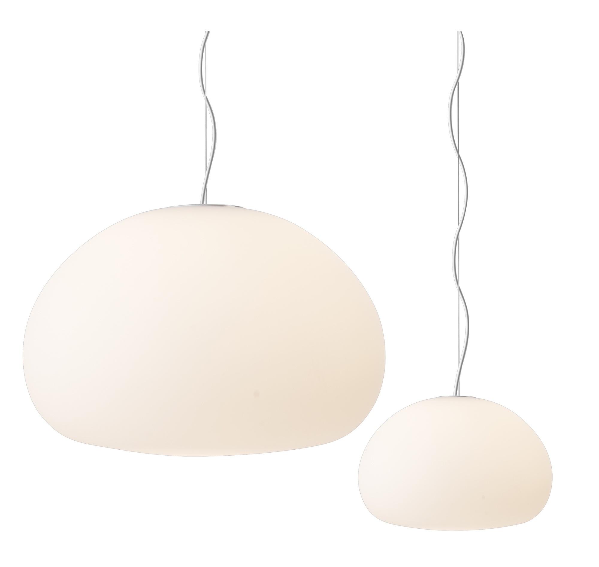 Zwei weiße Fluid Pendelleuchten von Muuto, moderne Hängelampe für Wohnzimmer und Esszimmer.